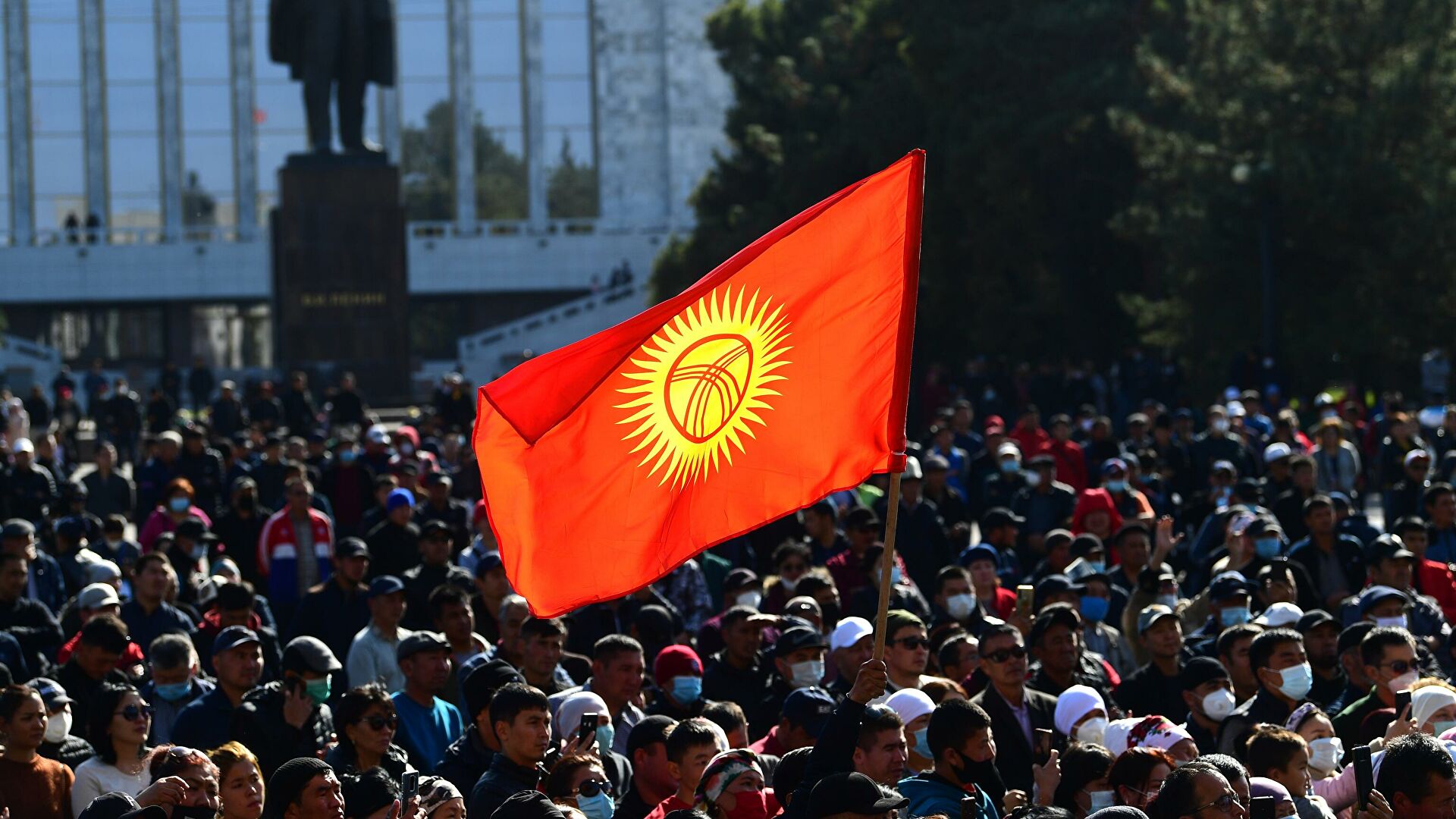 Киргиз 18. Kyrgyzstan Bishkek парламент. Митинги в Киргизии 2022. Парламент Кыргызстана 2022. Флаг Киргизии парламент.