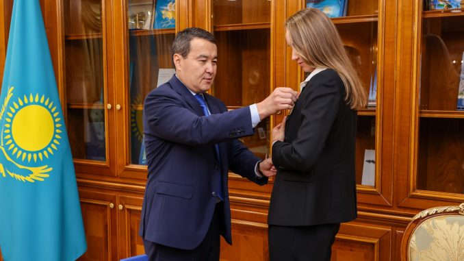 Премьер-министр Әлихан Смайылов қазақстандық теннисші Елена Рыбакинамен кездесті